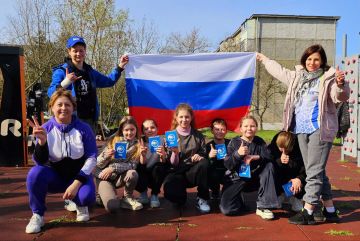 Сегодня, 12 апреля в городе Днепрорудное состоялась очередная утренняя зарядка при участии представителей партии «Единая Россия»