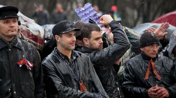 «300 запорожцев, не покорившихся фашистам»: как горстка людей стояла плечом к плечу, окруженная толпой националистов