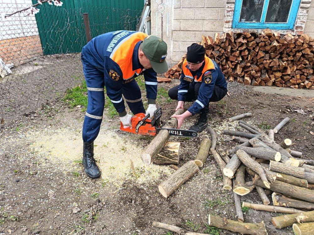Пензенцы помогли инвалиду из Токмакского округа обустроить территорию у дома