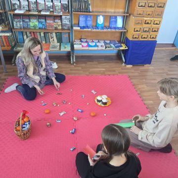 В Доме культуры села Новобогдановка вспомнили старинную пасхальную забаву — «катание яиц»