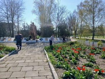 Работники Зареченского территориального отдела навели порядок у памятника воинам Великой Отечественной войны в селе Светлодолинское