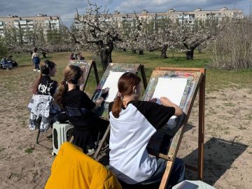 Ученики МКОУ ДО "МДХШ" приняли участие в пленэре, организованном Директором ООО "Мелитопольские сады", депутатом Мелитопольского городского округа от партии Единой России и куратором федерального проекта "Новая школа"...