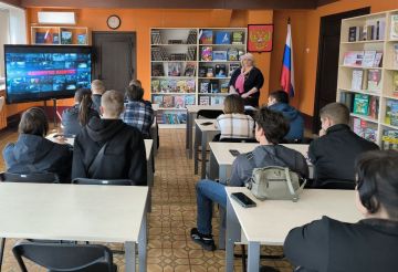 В Токмакской центральной городской библиотеке в рамках проведения профилактических мероприятий среди молодежи состоялся видео - час «Терроризм и виды терроризма» для студентов Токмакского многопрофильного колледжа