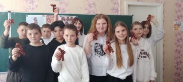 В ГБУ ОО ЗО "Вознесенская СОШ №4"  прошёл мастер-класс в 6-х классах по изготовлению Георгиевской ленты, приуроченный к 80-летию Победы в Великой Отечественной Войне