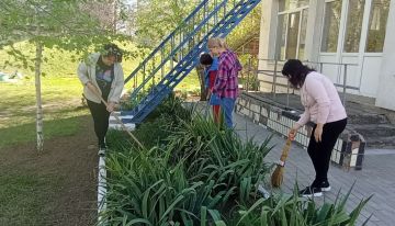 Коллективы учебных заведений Токмакского муниципального округа приняли участие в общемуниципальном санитарном дне