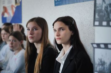 Команда «Россия — страна возможностей» провела встречу с активистами Волонтёрской Роты ГБУ ОО ЗО «СОШ №8 им. дважды Героя Советского Союза Петрова В. С.» г. Мелитополь