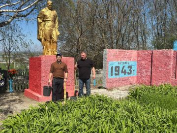 В  селе  Скельки на Мемориальном комплексе состоялся субботник, почистили, покрасили и убрали прошлогоднюю листву  депутаты совместно с сотрудниками  территориального отдела