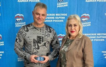 В Токмакском местном отделении вручили партийные билеты новым членам Всероссийской политической партии «Единая Россия»