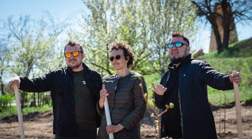 Заслуженная артистка Юлия Чичерина инициировала высадку «Рощи героев» в Мелитопольском районе