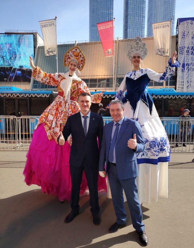 Максим Пухов: Вместе с Мотруком Олегом Петровичем Председателем Совета депутатов Энергодара поздравляем всех, кто работает в органах местного самоуправления с нашим профессиональным Праздником!