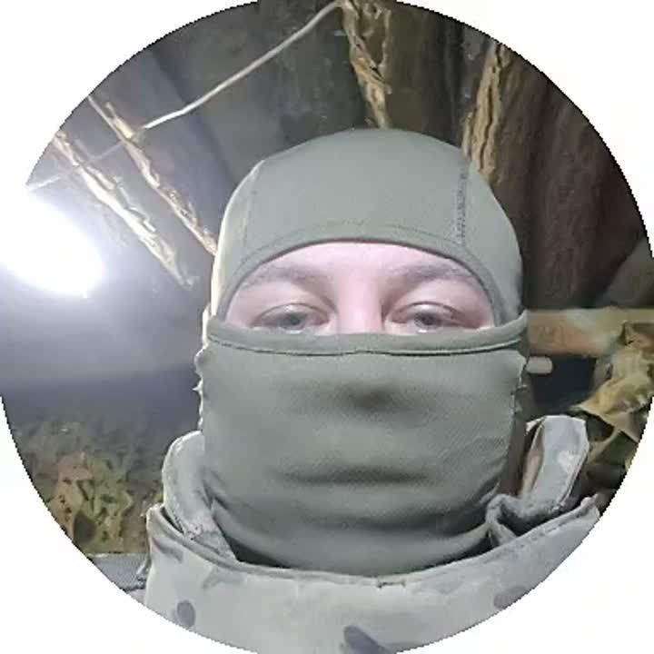 Два майора: Запорожский фронт. Наши десантники кратко рассказывают обстановку на участке фронта за сутки, объясняя некоторые элементы тактики противника: враг вновь нарастил количество дронов, стремясь сдержать...