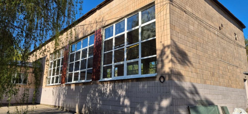 Пензенцы завершили монтаж оконных блоков в акробатическом зале Токмака