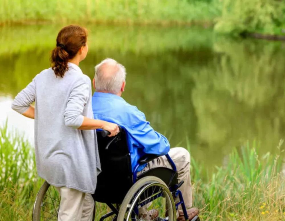 СОЦПРОФ: Уход за инвалидами и пожилыми — это труд, который должен учитываться в пенсии