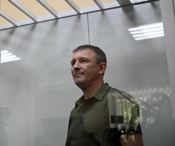 Генерал-майора Ивана Попова приговорили к 5 годам колонии общего режима за мошенничество и служебный подлог, сообщает РИА Новости