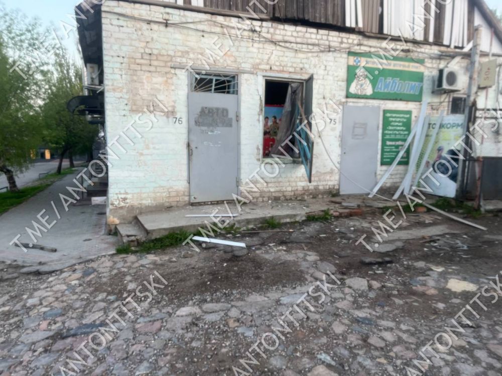 Антон Тицкий: Один мирный житель Каменки-Днепровской погиб сегодня в результате артиллерийского обстрела с украинской стороны, ещё один доставлен в больницу с осколочным ранением