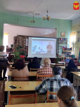 Сотрудники Приморской центральной библиотеки учились пользоваться огнетушителем