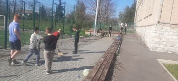 Воспитанники, тренеры и сотрудники ДЮСШ пгт Черниговка дружно взялись за дело и преобразили территорию вокруг здания школы и открытой спортплощадки
