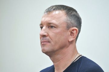 Генерала Попова приговорили к пяти годам колонии и лишили звания