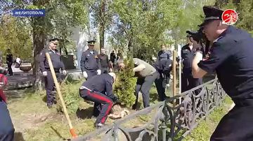Сотрудники ГУ МВД по Запорожской области совместно с представителями администрации округа приняли участие во Всероссийской акции «Сад памяти»