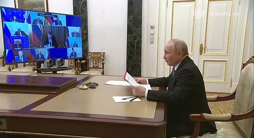 Президент России Владимир Путин обсудил с постоянными членами Совбеза развитие оборонно-промышленного комплекса страны