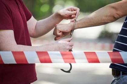 Зарезал одного, ранил другого: 12 лет строгача получил житель Псковской области за убийство в Запорожье