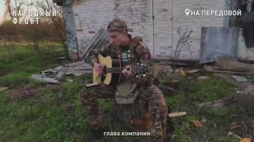 "Это мечта". Боец с позывным "Бояра" не скрывает радости, держа в руках новенькую гитару, потому что ее передали земляки из Народного фронта в Приморском крае