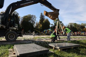 Потомки Бандеры во Львове уничтожают могилы советских солдат