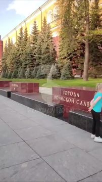 На стенд возле Кремля с городами воинской славы добавили Мариуполь и Мелитополь!!!