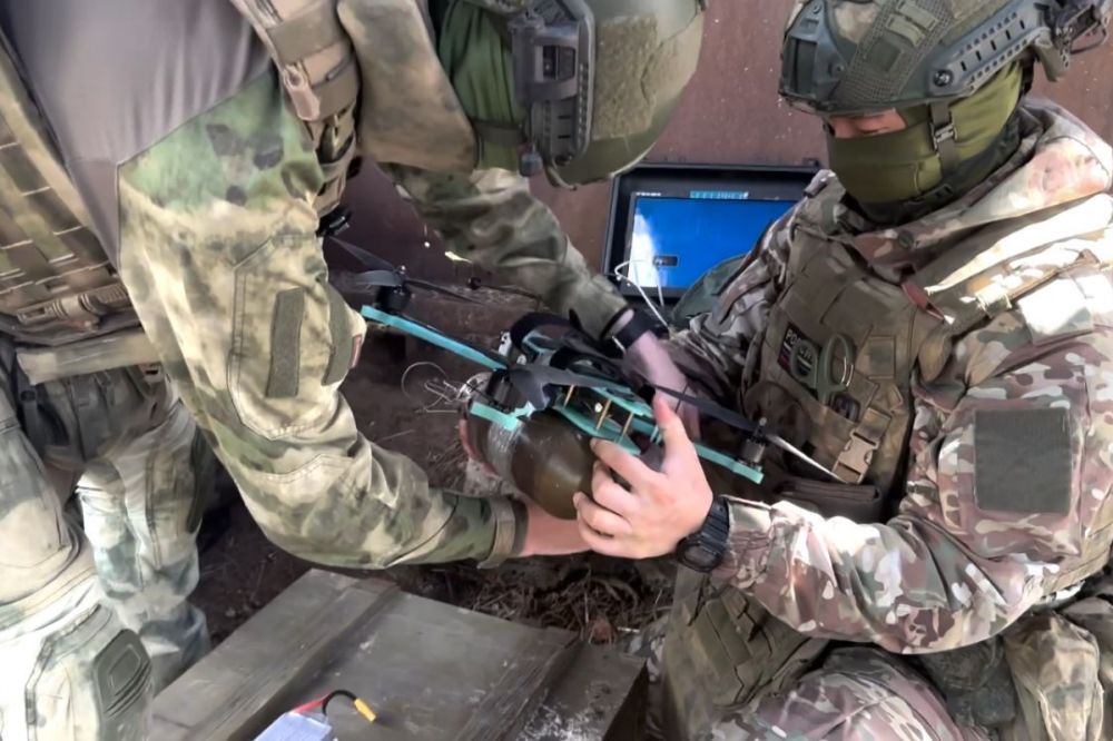 Операторы FPV-дронов 42-й гвардейской дивизии группировки войск «Днепр» уничтожают укрытые позиции ВСУ в Запорожской области