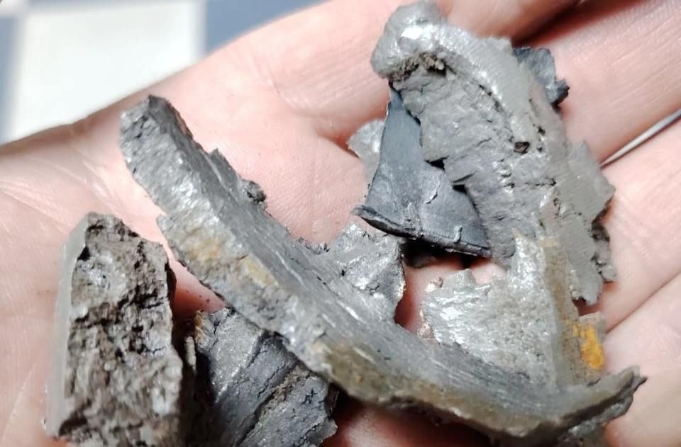 Глава Энергодара показал обломки снарядов после обстрела со стороны ВСУ