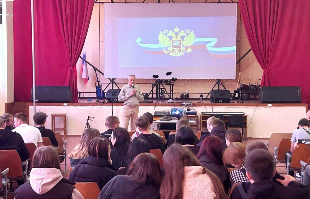 Сегодня, 28 апреля, депутат Законодательного собрания Запорожской области провел встречу со студентами Днепрорудненского индустриального колледжа