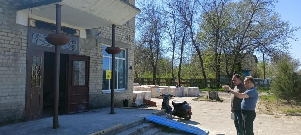 Виктор Кувайцев оценил ход работ в школе № 12 Токмака