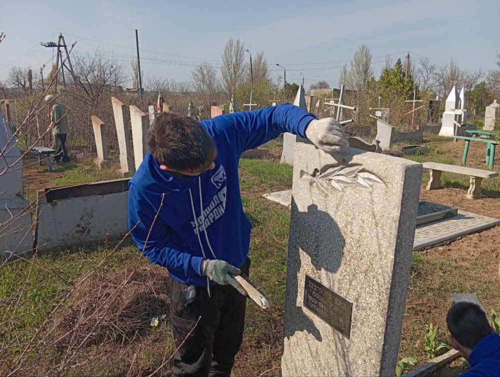 Пензенцы приводят в порядок воинские захоронения в Токмаке