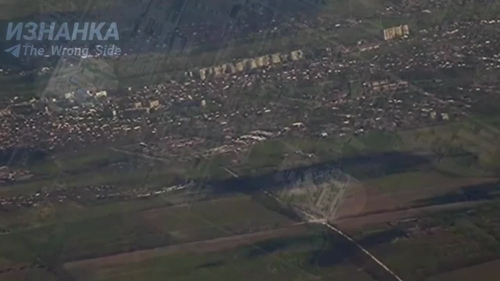 На кадрах ОК нанесение авиаудара с применением авиационных бомб с УМПК по ПВД и ПУ БпЛА 65 омбр ВСУ в н.п. Орехов Запорожской области