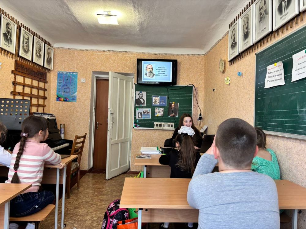 Живой интерес к литературе и истории проявили учащиеся Днепрорудненской детской школы искусств на уроке-беседе, посвященном 200-летию М.Е. Салтыкова-Щедрина, который состоялся 30 апреля