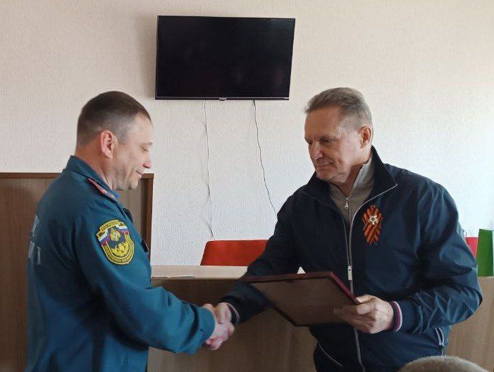 В Токмаке поздравили сотрудников пожарной охраны округа с профессиональным праздником