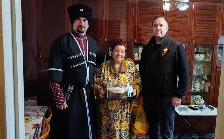 В праздник Первомая ветераны труда Токмакского муниципального округа получили подарки