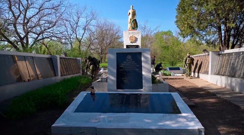 Мемориал в Великой Белозерке подготовили к 80-летию Победы