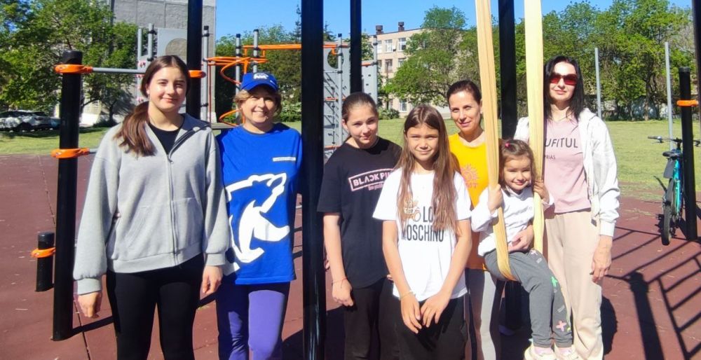 3 мая в городе Днепрорудное на открытой тренаженой площадке с участием «Единой России» прошла очередная утренняя зарядка