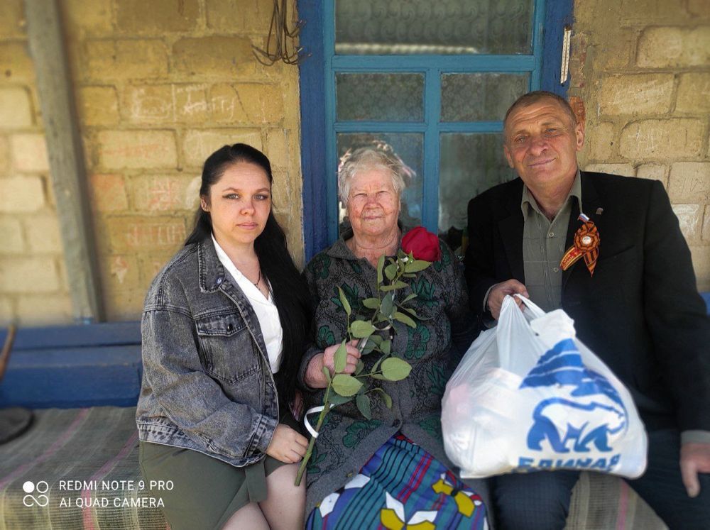 «Единая Россия» поздравила ветерана труда с Днём рождения и Днём Солидарности трудящихся