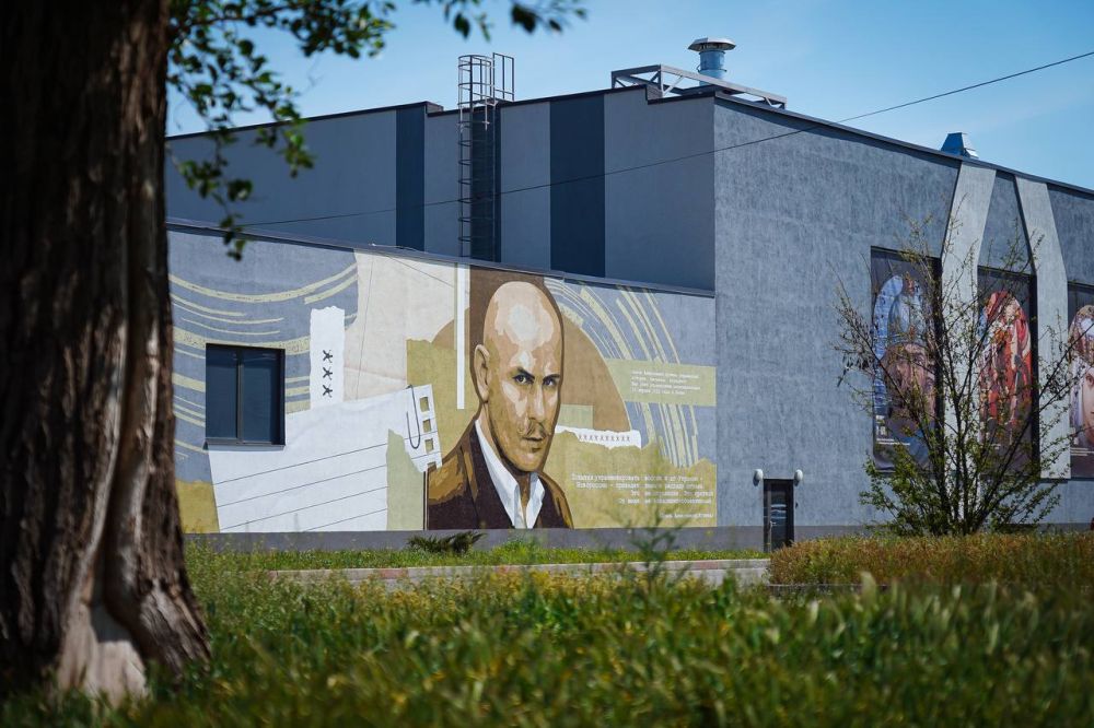 В Мелитополе на здании исторического парка «Россия — моя история» появился мурал с Олесем Бузиной