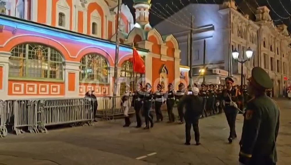 Владимир Рогов: Чеканим шаг под "Катюшу"!. Парадные расчёты военнослужащих Вьетнама, Монголии и Китая на репетиции Парада Победы в Москве