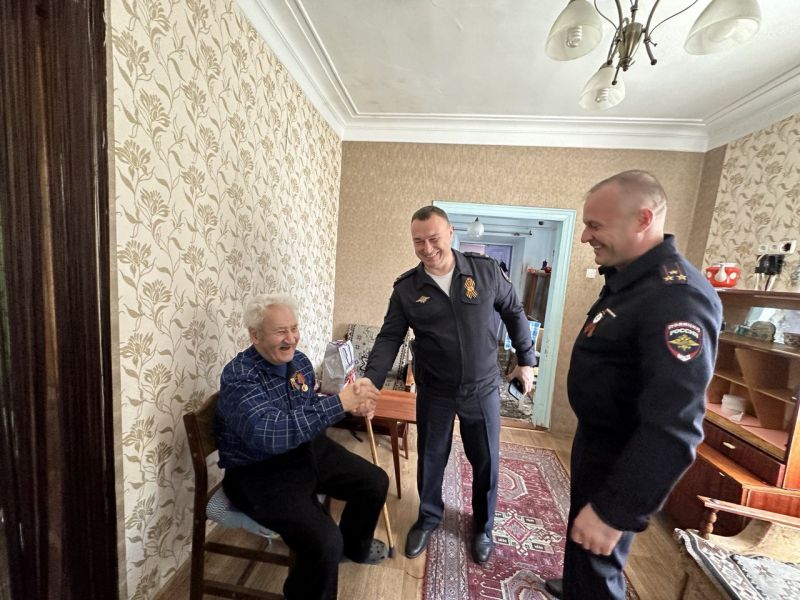 Руководящий состав Управления МВД России «Мелитопольское» поздравили ветеранов с 80-й годовщиной Великой Отечественной войны