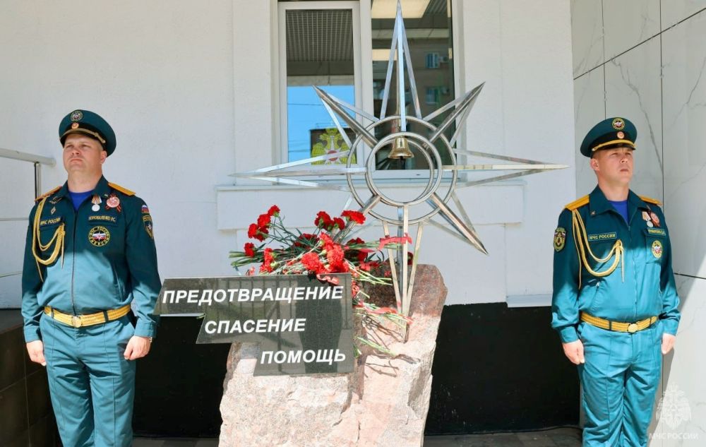 В День пожарной охраны начальник Главного управления МЧС России по Запорожской области Дмитрий Кучерков открыл памятный монумент героям огненного фронта
