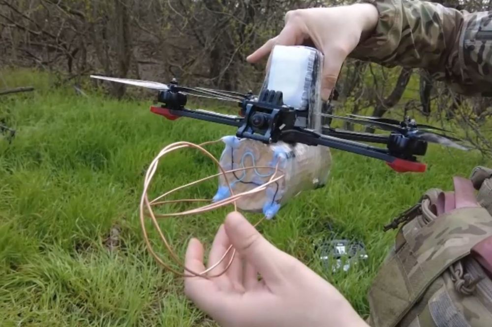 Операторы FPV-дронов группировки войск «Днепр» уничтожили замаскированные артиллерийские орудия ВСУ в Запорожской области