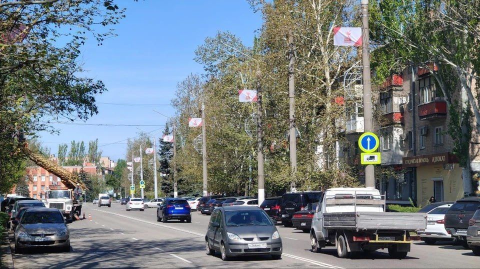 В Энергодаре украсили улицы и организовали выставку ко Дню Победы