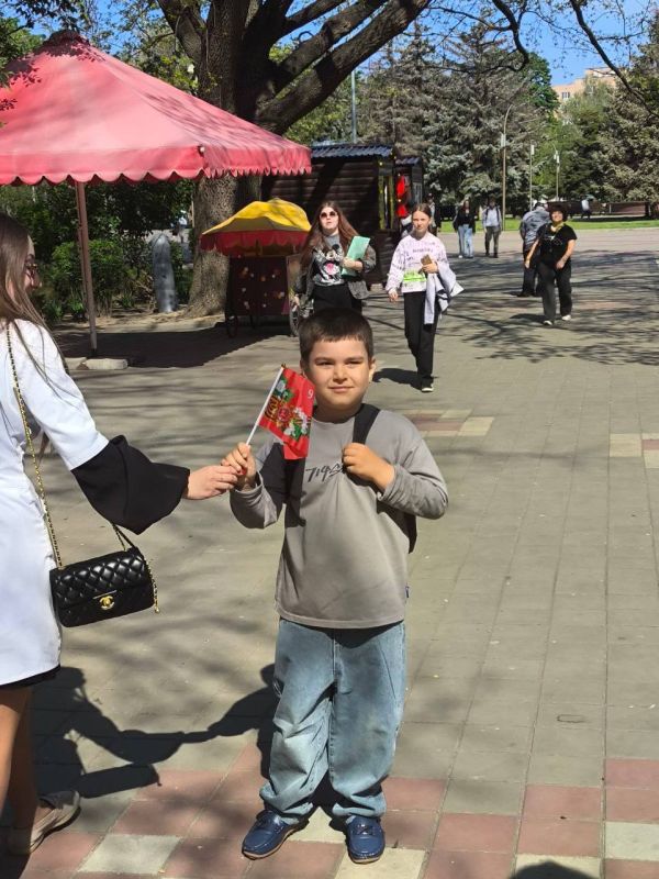 Студенты-медики раздавали георгиевские ленточки в городском парке Мелитополя