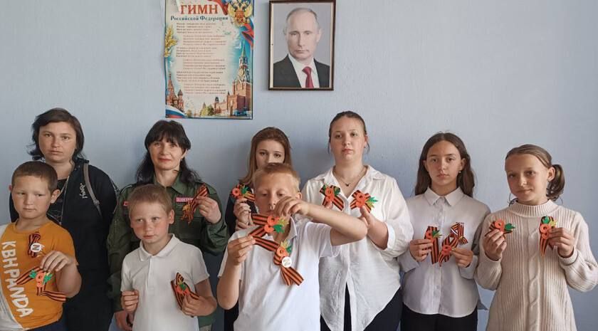 В Акимовке волонтеры провели мастер-класс по изготовлению брошей ко Дню Победы