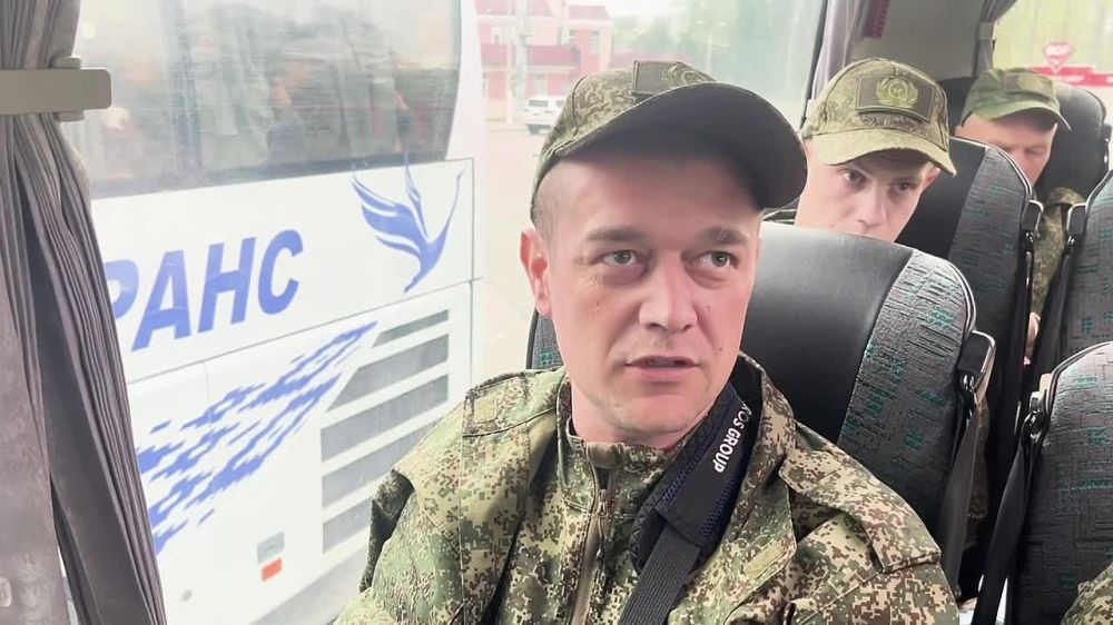 Эмоции переполняют российских бойцов, вернувшихся из украинского плена