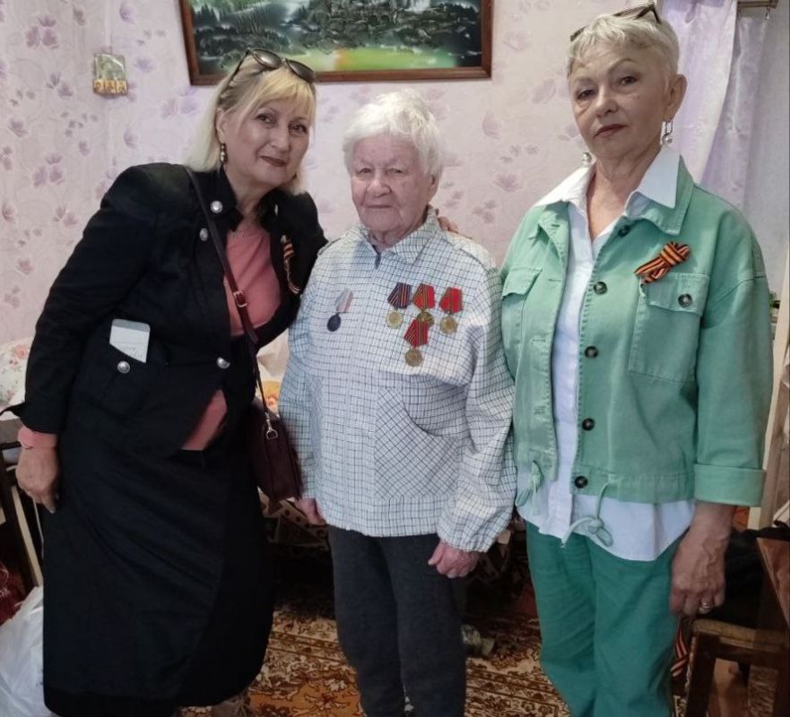 В честь наступающего 80-летнего юбилея Великой Победы ветеранов в городе Днепрорудное навестили секретарь первичного отделения № 2 Наталья Гаврилюк и сторонники партии Единая Россия